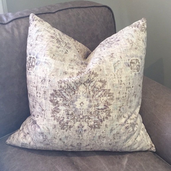 Z Gallerie Other - Z GALLERIE PERFECT THROW PILLOW